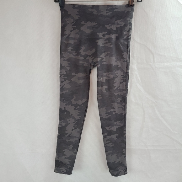 SPANX Pants - SPANX Cropped Look At Me Now Seamless Leggings Women's (S) Sage Camo